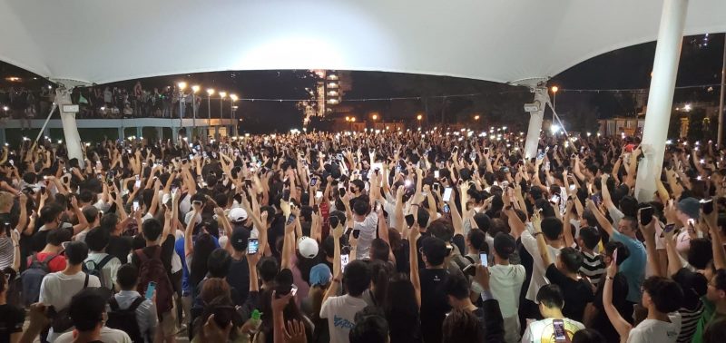 黄大仙数百人合唱网民创作的反修例歌曲《愿荣光归香港》。
