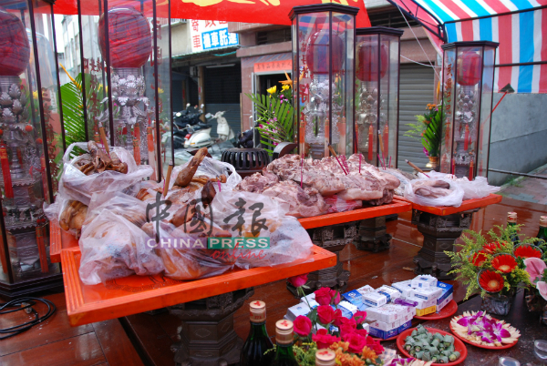 台湾的盂兰盛会极品备有熟食及干粮。