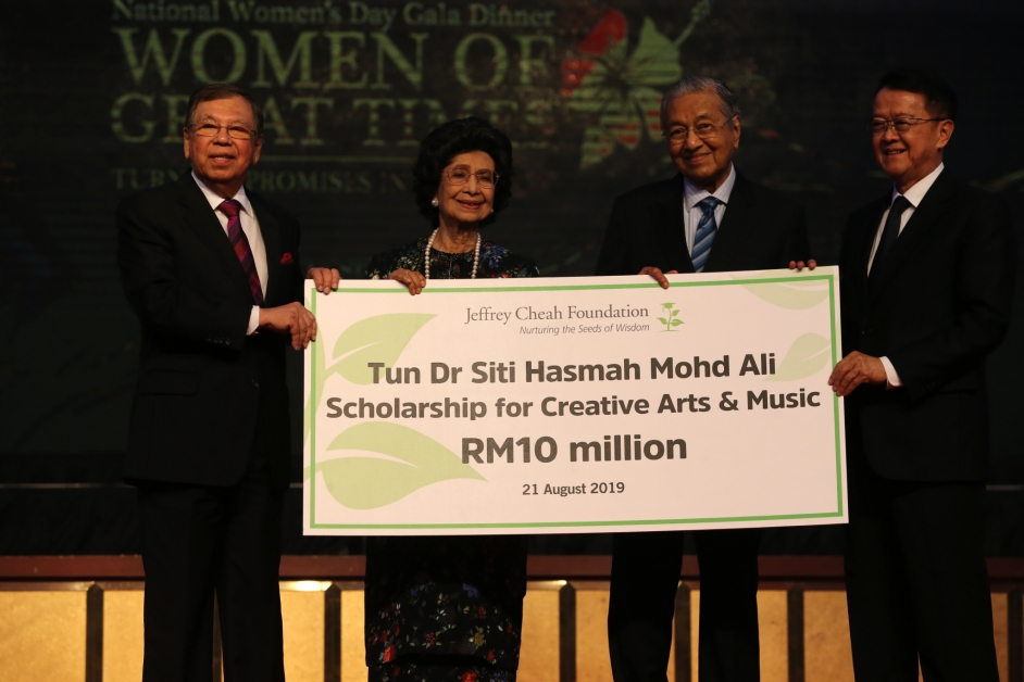 马哈迪（右2起）和西蒂哈丝玛见证谢富年基金会拨款1000万令吉，作为以西蒂哈丝玛冠名的创意艺术与音乐奖学金运作费用，右起为谢富年和拉兹曼。
