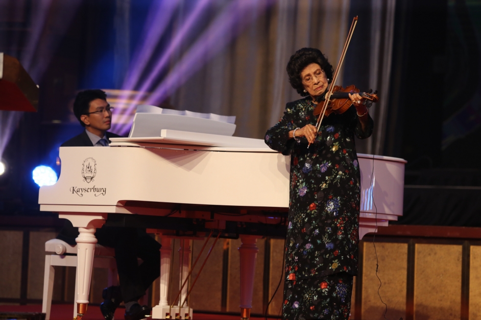 西蒂哈丝玛（右）现场以小提琴演奏经典古典乐曲《秘密花园之歌》，左为东姑再因。