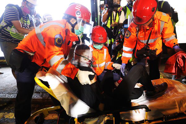 救护人员将受伤女子送医。