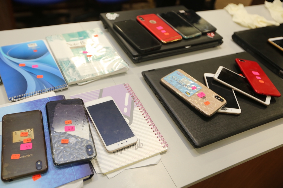 警方起获各品牌智能手机、手提电脑及帐簿。