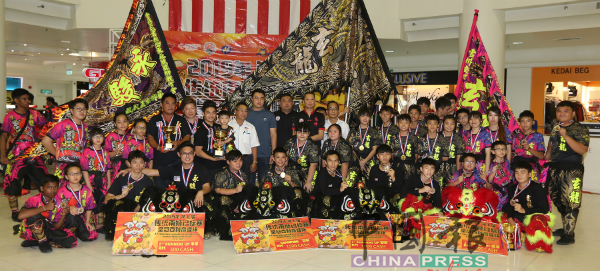 第7届皇冠百利高峰杯全国传统南狮锦标赛得奖队伍与嘉宾。
