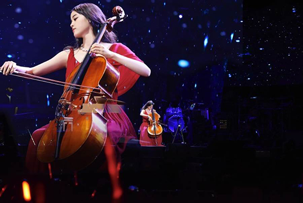 欧阳娜娜24日在上海举行巡回音乐会。