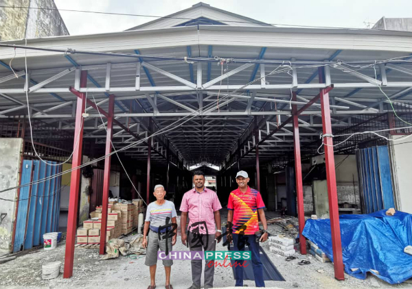 预计7月杪竣工的 文丁小贩中心，需要推迟至8月中旬甚至月杪 才能顺利完工。左起为杨谭顺，阿鲁古马及尤格斯瓦南。 