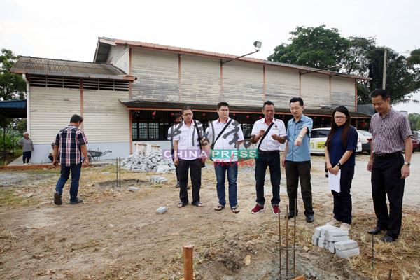 拉杭新村民众会堂提升工程预本月尾竣工，右3为谢琪清及刘秋兴。
