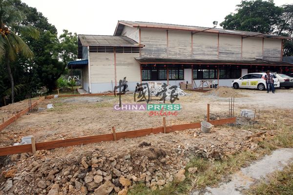 拉杭新村民众会堂内设有图书馆，对村民有利。