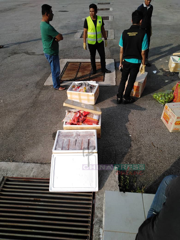 官员在榴梿勿弄关卡拦截罗厘，起获100公斤的猪肉产品。