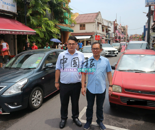 刘志良（右起）及姑务乡理会主席沈荣森巡视鸡场街的卫生情况。