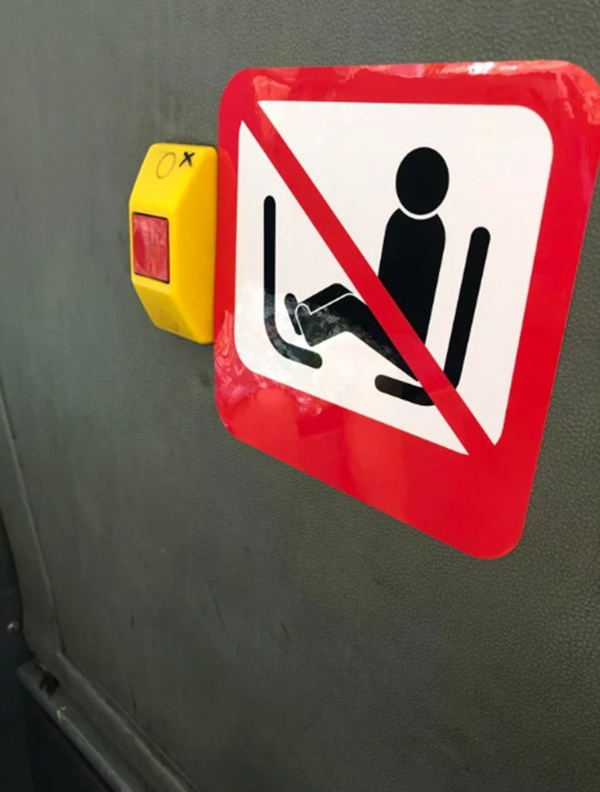 巴士上出现新的告示牌，提醒乘客不要把双脚搭在对面的座位上。（互联网）