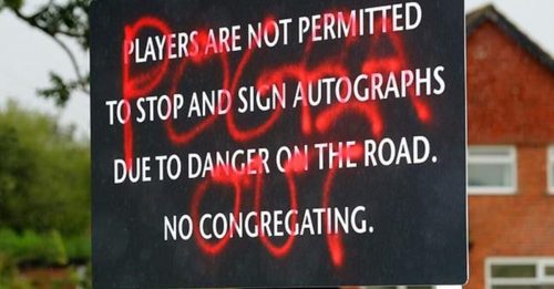 ◤英超◢曼联训练基地 告示板涂鸦POGBA OUT