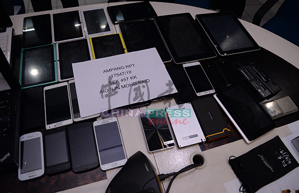 警方也在匪徒住家中起获多台手机。