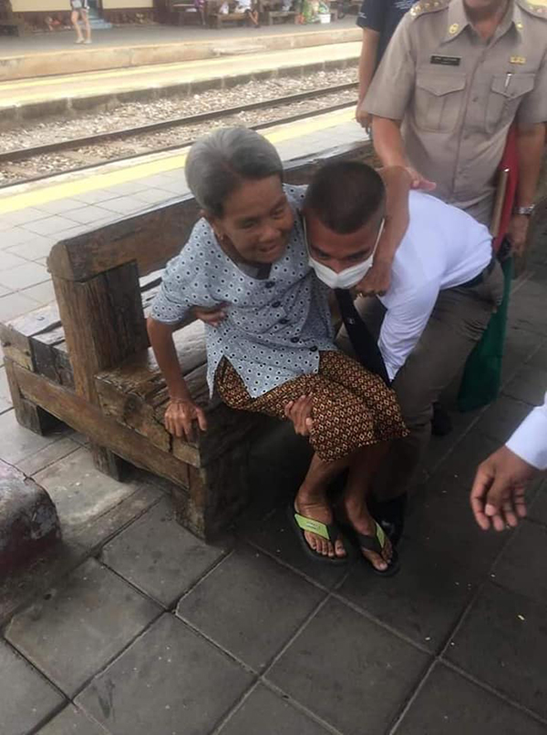 泰国的一名警察男学员，主动帮忙抱一位行走困难的老奶奶上火车，并将老奶奶妥善安置在座位上。