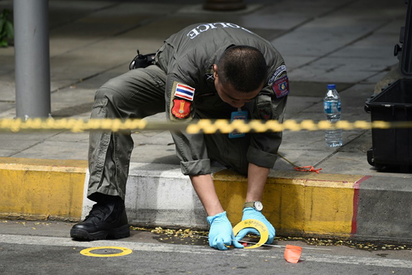 泰国警方上周五在其中一处爆炸现场展开搜证工作。