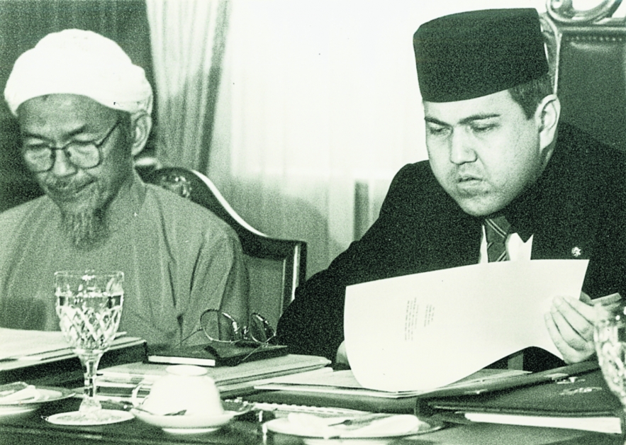 吉兰丹老苏丹依斯迈柏特拉殿下于1990年与聂阿兹出席统治者会议。