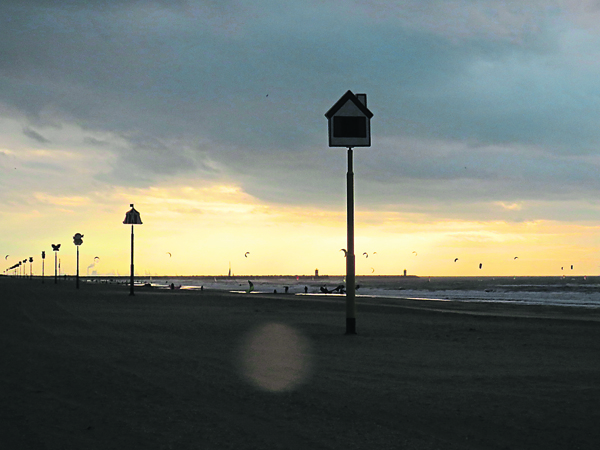 秋天斯海弗宁恩海滩的落日余晖，即使风雨欲来，也仍然宁静致远。