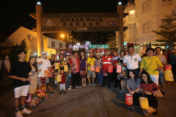 马六甲鸡场街文化坊工委会、红新月会马六甲州分会及成人组第53支分队到鸡场街提灯龙游行，并宣扬中秋节意义。