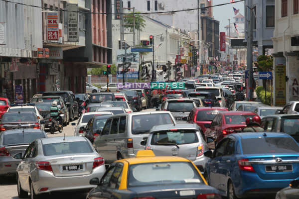敦斯里拉郎路是外地车辆经常使用的主要道路，每逢公假，必引起大塞车。