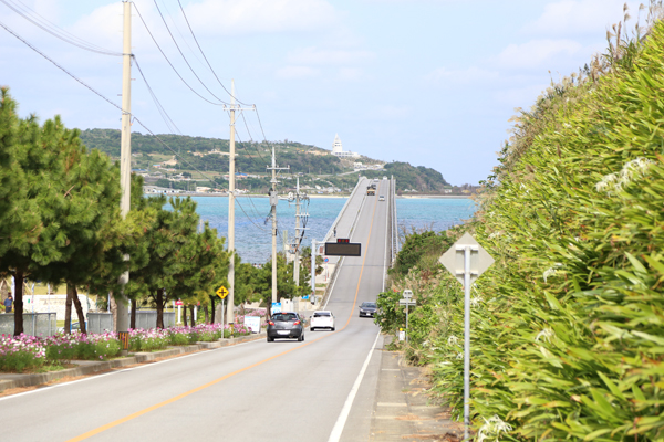 冲绳古宇利大桥：冲绳是一块整年沐浴灿烂阻光的亚热带土地。碧兰的大海与鲜花盛开的大地，位于北纬26度的地方，近是日本人心目中的香格里拉！