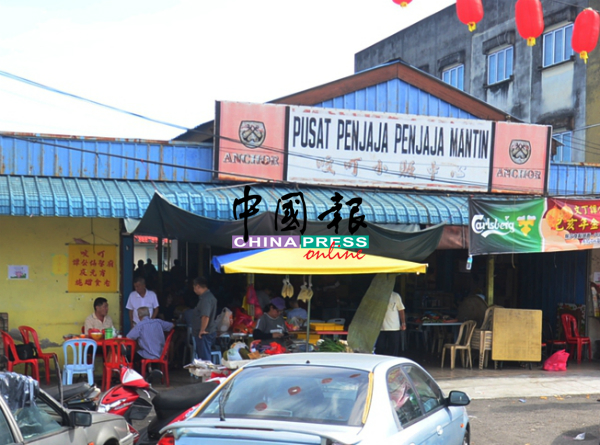 小贩中心是文丁地标建筑物，原有的招牌以马来文和华文字体并列，一目了然。 