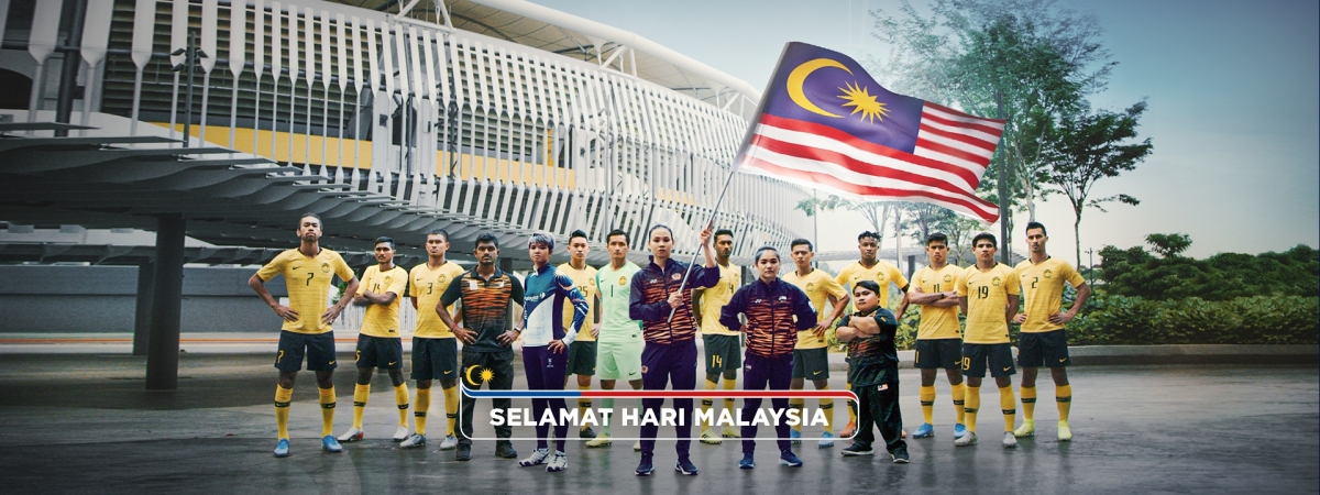 潘德丽拉（中）在“Semangat Gemilang”视频中作为旗手，高举辉煌条纹，与身后我国国家队运动员恭祝我国欢庆马来西亚日。