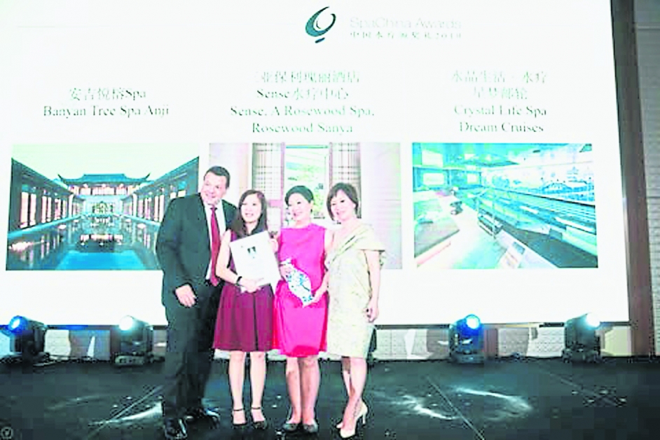 冯琳楹（右2）代表接领年度评审会大奖。