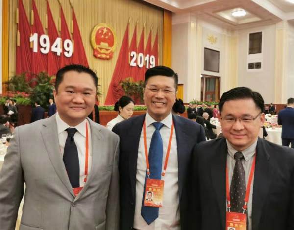 颜天禄（右起）、洪来喜、林振辉受邀出席在中国北京人民大会堂举行的新中国成立70周年招待会。