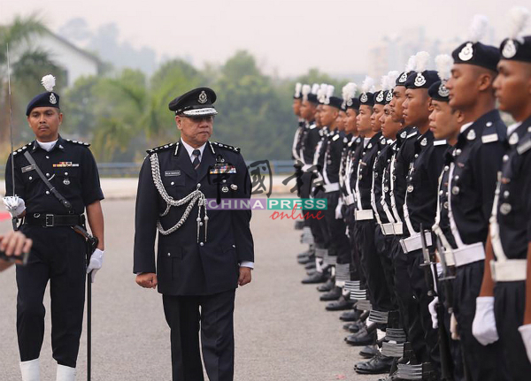 拉惹沙隆（左2）检阅仪仗队伍。