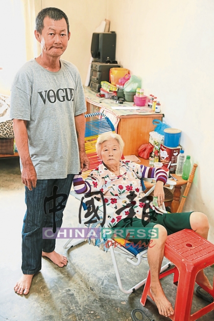 除了本身患有鼻癌，梁锦华（左）还需与弟弟二人照顾其患有失忆症的母亲。