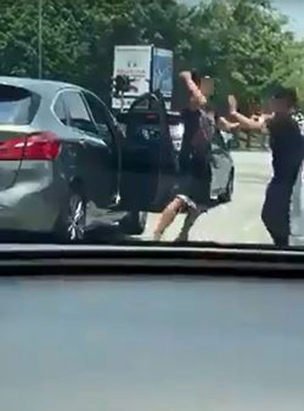 2名男子不顾其他驾驶者，竟在红绿灯前下车打架。