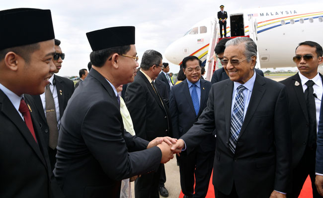 马哈迪（右2）飞抵金边国际机场时，受到当地领袖迎接。