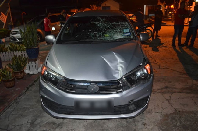 肇祸轿车的车前头也被撞得毁坏不堪。