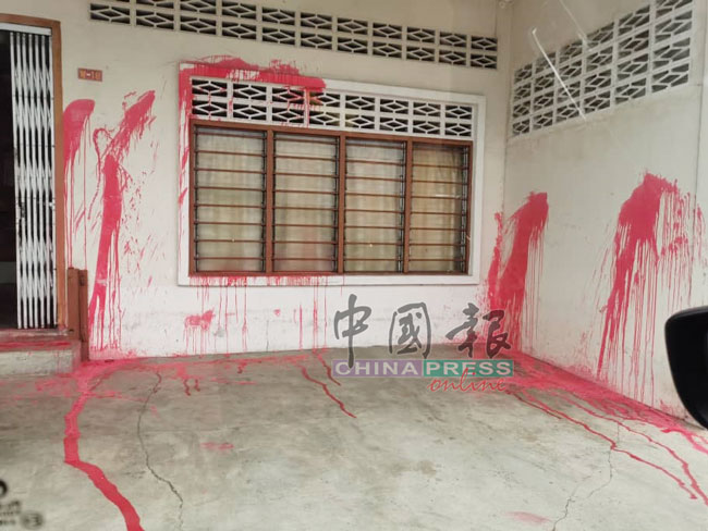 老婆婆住家遭人泼漆，门前及地面皆沾满红漆。
