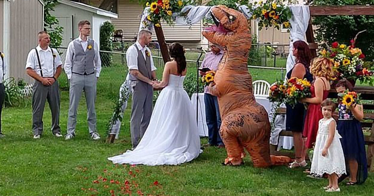 克里斯蒂娜为了给姐姐迪安娜惊喜，在姐姐的婚礼派对中穿上恐龙造型的服装。