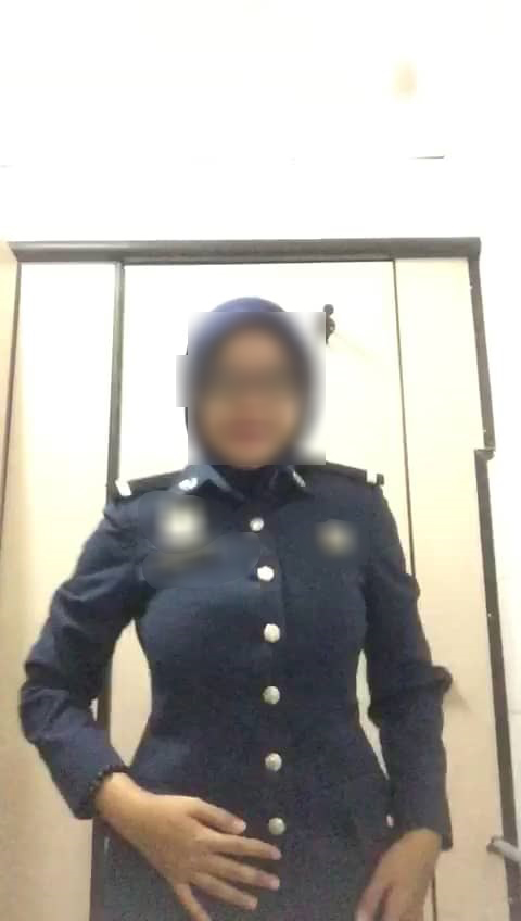 该名女子身穿关税局官员制服。