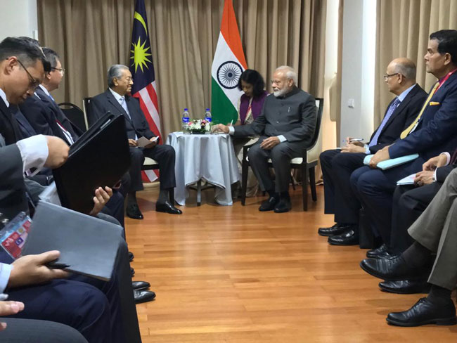 马哈迪（左）与印度总理莫迪举行双边会谈。