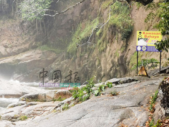 瀑布“危险”告示牌未有效提醒游客小心漩涡。