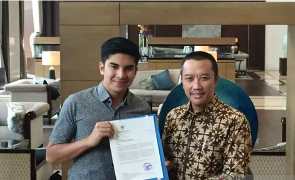 赛沙迪（左）在推特转发了与印尼青体部长伊曼会面时，对方书面向我国道歉的的官函。（安塔拉新闻社照片）