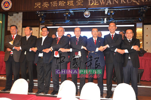 吴添泉（左4）及翁清玉（左2）带领的团队，皆在华总总会长及署理总会长职，脱颖而出。