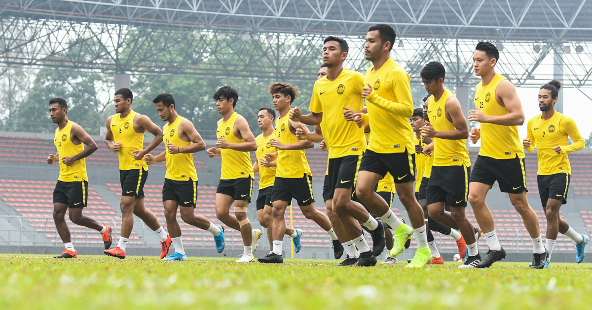 艰苦在耶加达击败印尼以后，国足回归平静心态，积极投入训练准备迎战更强大的阿联酋。