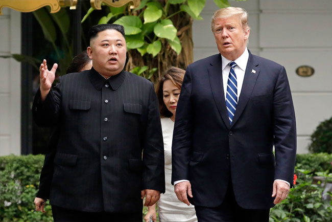 朝鲜最高领导人金正恩（左）与美国总统特朗普（右）今年2月在越南河内会面。（美联社）