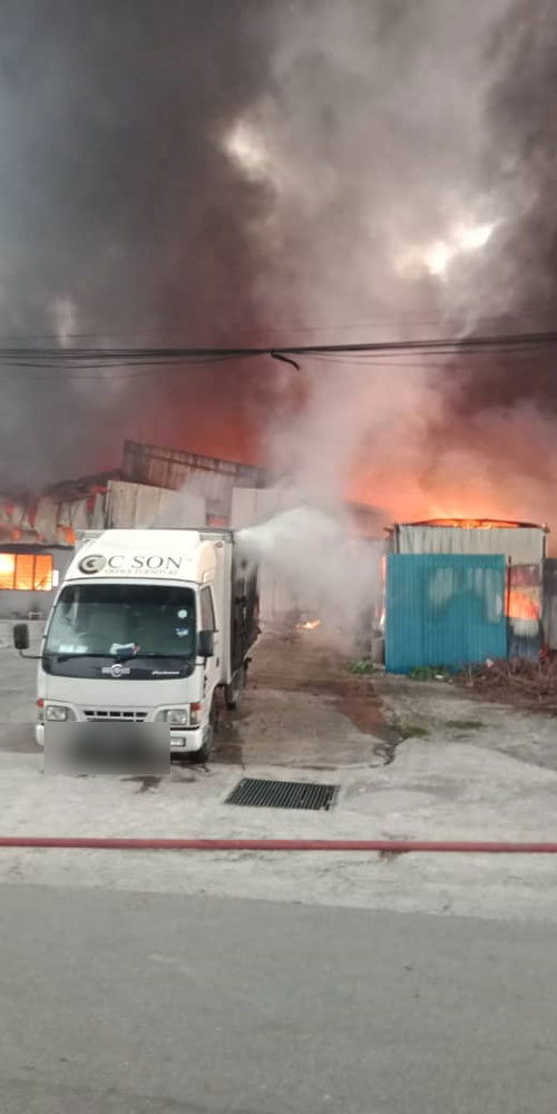 家俱厂遭大火吞噬，连停放在厂外的货柜罗厘也惨被殃及，损失惨重。