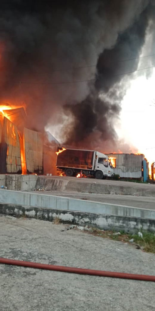 家俱厂遭大火吞噬，连停放在厂外的货柜罗厘也惨被殃及，损失惨重。
