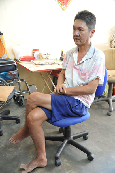 行动不便的陈辉忠在家中，只能靠附滑轮的办公椅来移动。
