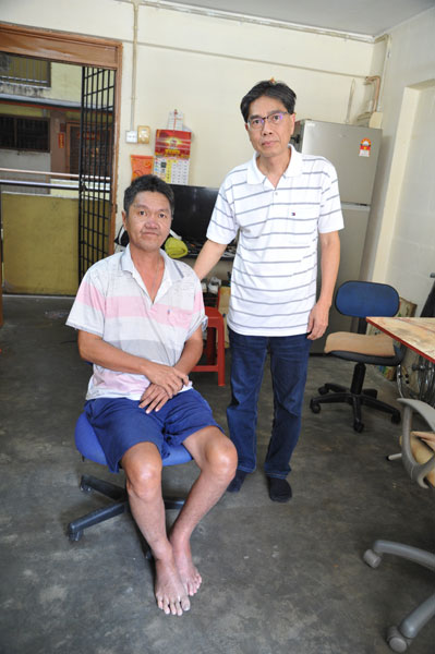 陈辉森（右）不忍弟弟和侄儿遭天意作弄，长期提供经济援助，但仍无法应付庞大的医药费。