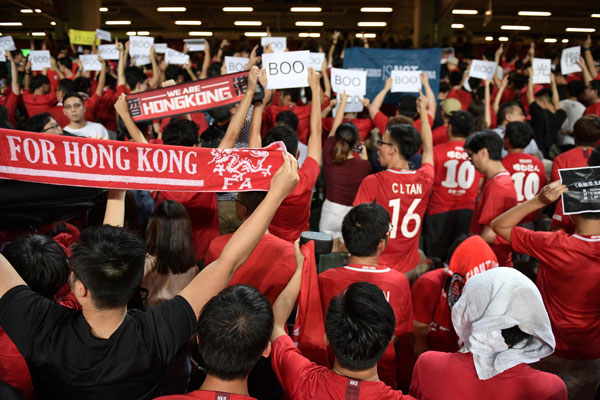 港队主场奏起中国国歌时，香港球迷嘘声四起，罢奏国歌。（法新社）