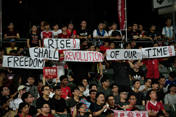 香港球迷拉起的横幅以英文写着“光复香港，时代革命”。（法新社）