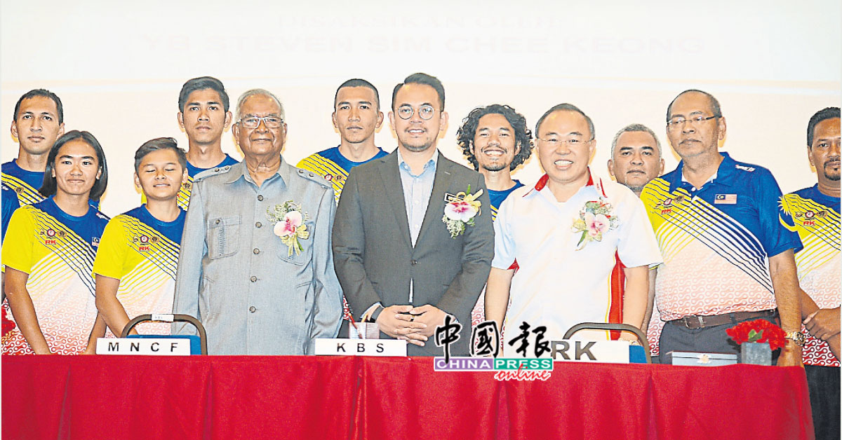 李添财（前排右2）代表赞助商与阿布沙马（前排右4）签署赞助备忘录，沈志强（中）、以及国家脚车队教练和骑士一起见证。