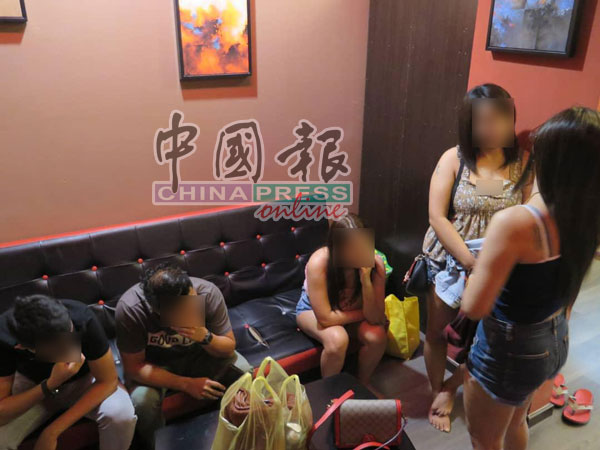 移民局执法员逮捕3名中国女郎，另2名本地顾客也被带走录口供助查。