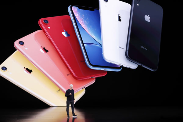 苹果总执行长库克在台上介绍iPhone 11。